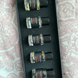 Fredric Malle Collection Parfym - 5st 7ml parfymer från fredric malle! Nypris 1345kr, pris kan diskuteras! Har bara testat alla o sen den första från vänster har jag använt några gånger så det är mellan 6-7ml i alla💖 Kan sälja antingen alla tsm elr nån doft för sig själv för 250kr
