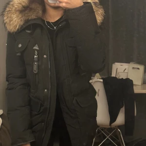 Hollies jacka  - Hollies jacka andvänd drygt 5 gånger. Jätte varm och fin. Som helt ny och har påsen kvar som medföljer.❤️ går ner i pris vid snabb affär