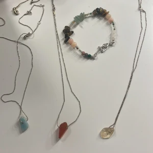 kristallsmycken+ selenit - Alla smycken är från pilgrim, halsband för 110 armband för 90 kristallen för 55