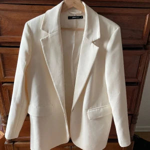 Oversized kavaj  - Vit oversized kavaj från gina, stl 42 men sitter bra oversized på mig som normalt har m/s. Använd 2 gånger💕