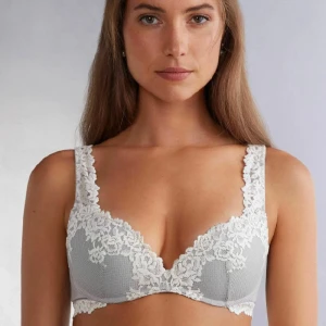 Intimissimi bh 75 C - Jätte fin Intimissimi Bh, helt oanvänd har kvar lappen, säljer för 400. säljer för att den köptes innan jul så när jag fick den var det för sent att lämna tillbaka den,kan även tänkas byta mot något.köpare står för frakt