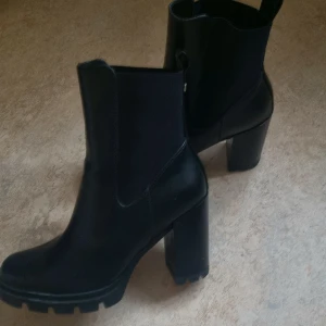 Super snygga stövletter nya - Helt nya stövletter med platå klack k från Anna Field.  Köpte för 600-700 kr. Älskar dom men kan tyvärr inte använda högklackat längre, strl41.. Pris kan diskuteras vid snabb affär.