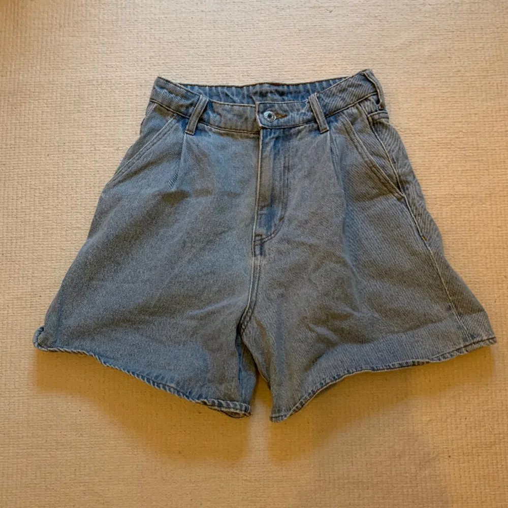 Ljusblå jeansshorts från h&m. Säljer då de inte passar mig längre❤️. Shorts.