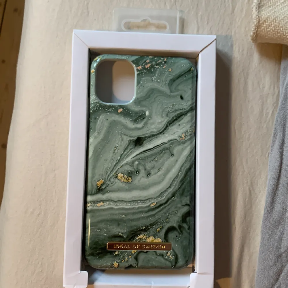 Säljer en iPhone 11/XR mobilskal från Ideal of Sweden som är helt ny så vi inte har haft användning för den, färgen: Mint Swirl Marble. Accessoarer.