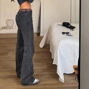 Helt nya Alobha jeans! Använda två gånger🤩  Innerbenslängd: 80cm Storlek XS, men jag brukar ha S i byxor☺️💕💕 NYPRIS: 999kr + frakt