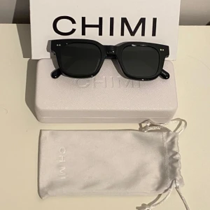CHIMI 04 Svarta - Hej, saljer nu mina svarta Chimi solglasogon köpta för ett år sedan för 1250kr. Dom är använda max fem gånger och passar alla storlekar. Allt og kommer följer med. Inga spär av användning. Pris kan diskuteras