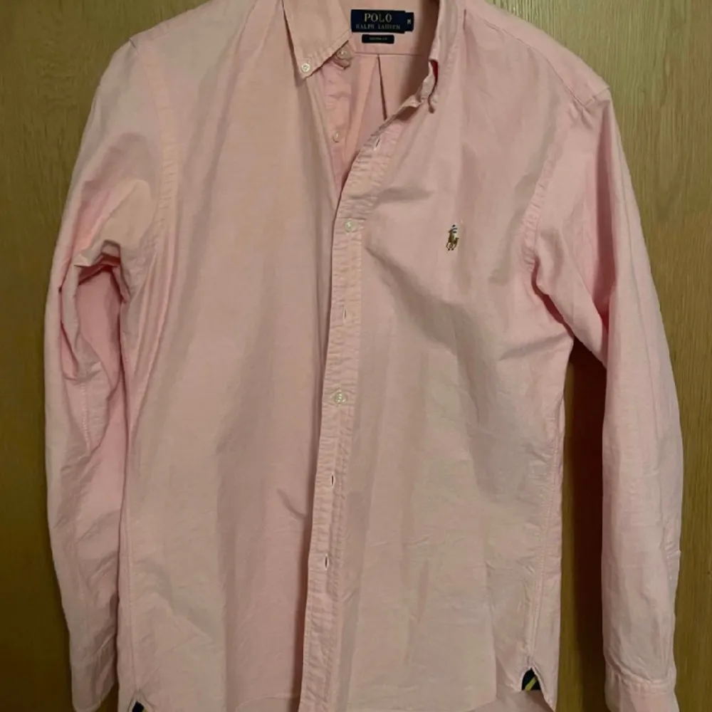 Fräsch ralph lauren skjorta  Storlek M custom fit Fräsch rosa färg perfekt till sommaren . Skjortor.