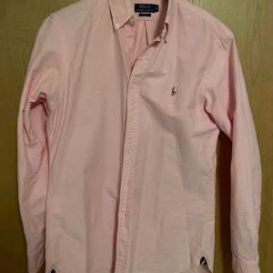 Fräsch ralph lauren skjorta  Storlek M custom fit Fräsch rosa färg perfekt till sommaren 