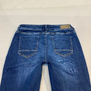 lågmidjade bootcut jeans💕 - midja 80 cm plus stretch o innerben 77 cm ja e 170 för referens!