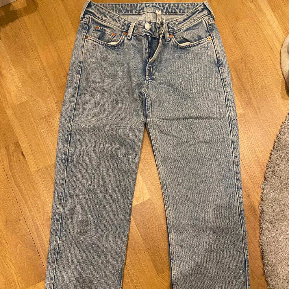 Säljer mina älskade weekday jeans som tyvärr blivit för små😖 De är väldigt sparsamt använda och har inga defekter!! De är lite mindre i storleken och korta på mig som är 177🩷Kom privat för bilder på!. Jeans & Byxor.
