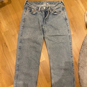 Weekday jeans - Säljer mina älskade weekday jeans som tyvärr blivit för små😖 De är väldigt sparsamt använda och har inga defekter!! De är lite mindre i storleken och korta på mig som är 177🩷Kom privat för bilder på!