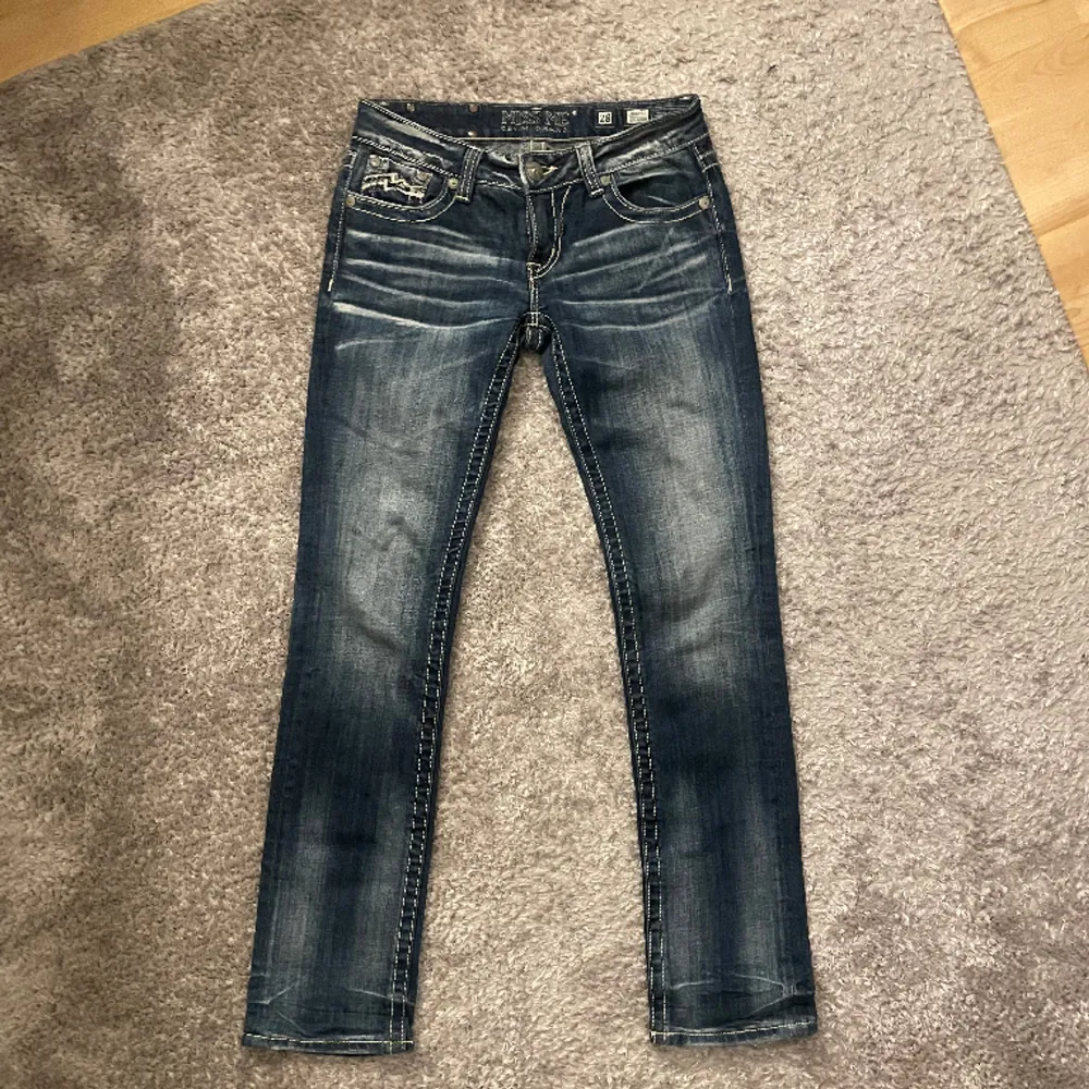 Innerbenslängd: 82cm Midjemått: 40cm tvärs över Straight modell❤️. Jeans & Byxor.
