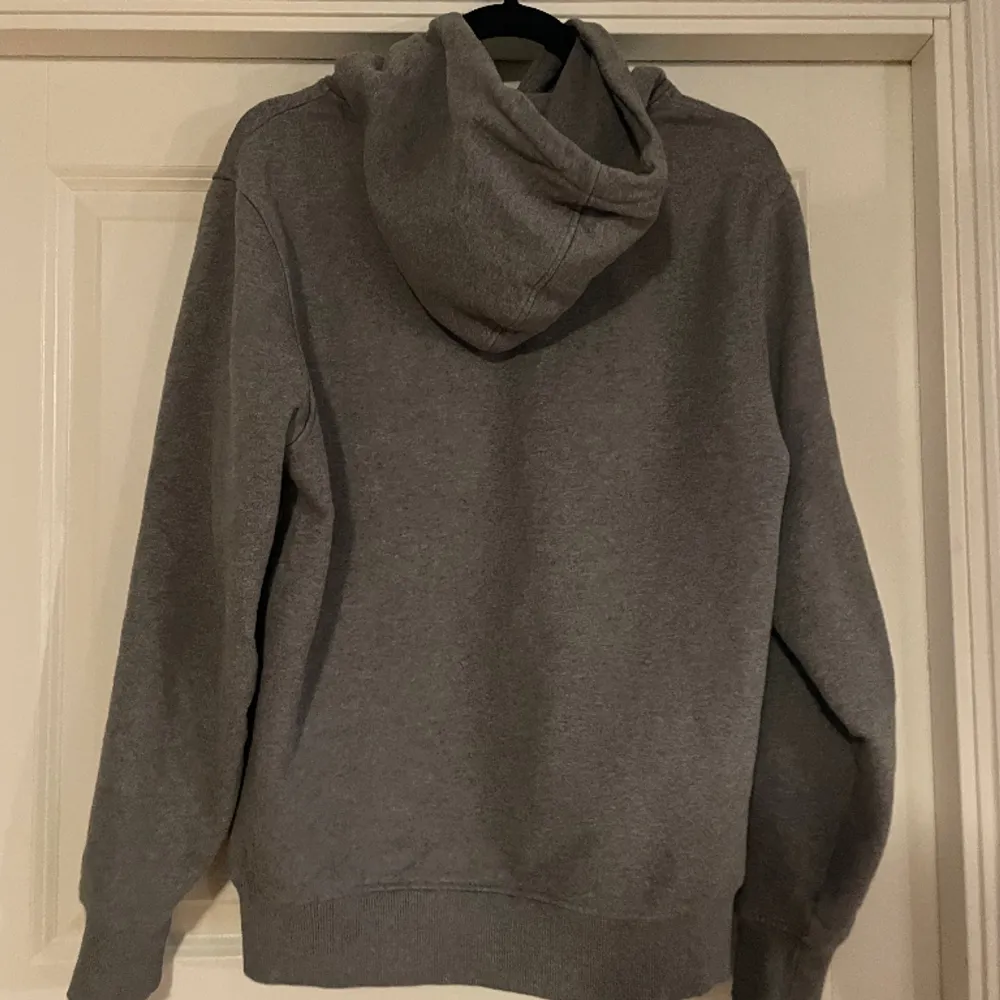 Säljer nu min daily paper hoodie i ny-skick. Den är riktigt fräsch och finns inga skavanker. Hör av dig vid frågor och funderingar! Mvh Emil. Hoodies.