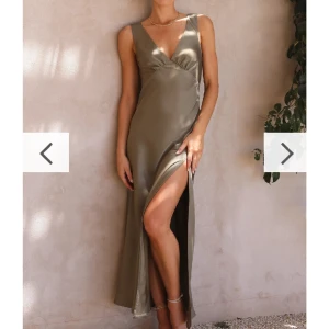 Balklänning - Säljer denna jättefina gröna balklänningen. Beställde den från Australien men tullen blev sjukt dyr så kan inte skicka tillbaka… jättefin och aldrig använda med prislapp kvar!!💗OBS: har fler balklänningar i min profil! 