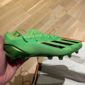 adidas X Speedportal .1 AG - adidas X Speedportal .1 AG Game Data - Grön/Svart/Gul Nypris 2699kr.  Strl 42 & 2/3.  Använda två gånger så i nyskick. Säljs då de ej passar min fot. 