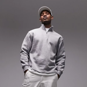 Grå halv-zip hoodie/tröja - Säljer denna helt nya halv-zip tröjan som tyvärr inte passade min pojkvän. Nypriset är 429kr och prislappen finns kvar💕