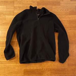Svart LCW Active Half-Zip tröja i fleece material. Storlek M, helt ok skick. 188 lång för referens. Hör av er vid frågor! :)