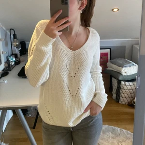 Söt stickad tröja  - Stickad tröja från Vila. Använd max 3 gånger och är därför i ny skick. Jättesöt till sommaren❤️