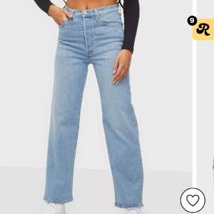 Säljer dessa Levis jeans i modellen Ribcage Straight. Knappt använda så i nyskick och nypris 1 299💞 kan även skicka egna bilder