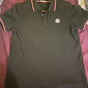 Moncler Pike - Säljer min moncler piké, använd par gånger storlek M