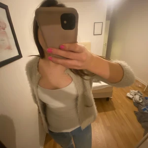 Trekvartsärmad kofta - Säljer denna jätte söta kofta från kapphal! Den är lite glittrig och har fina små fickor! Den är bara använd två gånger! Man ser inte färgen så tydligt men den är typ grå/grön! Skriv om du har frågor eller vill ha bättre bilder!💗