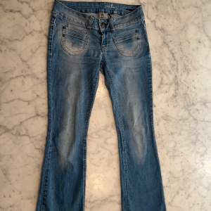 Lågmidjade bootcut jeans. Ny pris 900kr