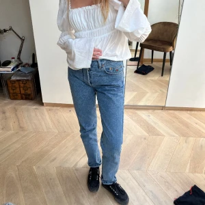 El Charro jeans  - Säljer ett par av mina favo jeans! El Charro är märket och de är så snygga och sköna!! Med fina broderade rosor. Köptes för 700kr förra året i Bryssel.