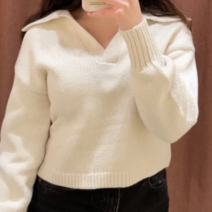 Stickad tröja   - En mysig stickad tröja från Gina Tricot i st xs. Använd ett fåtal gånger, tröjan är i toppskick. 