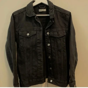 Jeansjacka  - Svart jeansjacka, storlek s