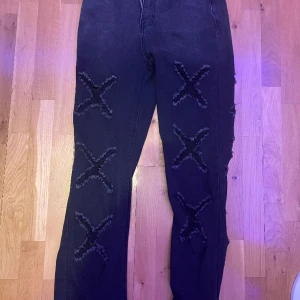 Jeans med X hål - Baggy i benen men smalare i höfterna