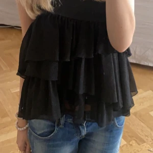 Glittrig volang topp  - Glittrig volang topp som egentligen är en kjol💕 den är guldglittrig men det syns inte på bild 🙏🏼