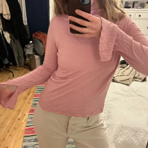 Topp  - Rosa topp med slits i ärmarna