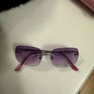 Solisar fast ändå inte från BikBok - Glasögon i lila med ett litet hjärta på från bikbok! Pris kan diskuteras💖