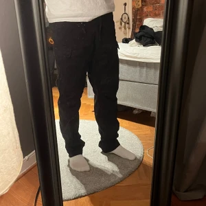 Svarta cargobyxor - Säljer ett par svarta cargobyxor från Bershka. Ganska bra skick lätt tvättade men inga skador. Storlek S. 