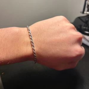 Rope sterling silver braclet  - Längd: 8 inches Tjocklek: 3,3mm Material: Sterling silver Oanvänd