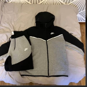 Nike tech fleece  - Hej! Jag säljer min Nike Tech Fleece eftersom det inte längre är min stil. Jag har använt den i ungefär ett år. Tröjan är storlek M och byxorna är storlek S.