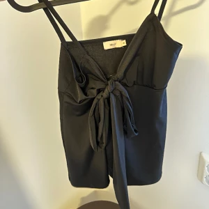 Nice Tie Front topp - Populära toppen från Nelly i storlek XS. Oanvänd.
