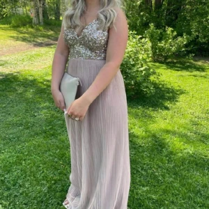 Balklänning - Säljer min SÅ fina balklänning. Använd 1 gång. Inget slit eller defekter. Storleken XS/32. Från märket MAYA DELUXE. Skriv för svar på funderingar💓💓💓 