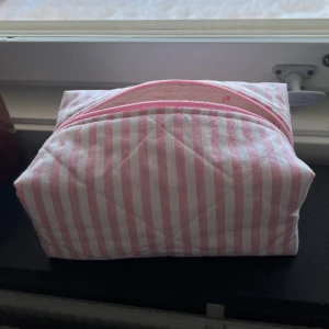 Necessär - En egensydd söt, rosa necessär 🌸fler saker jag syr (dock inte till salu) https://www.tiktok.com/@madebyliloo?_t=8jPyFG7ghAe&_r=1 