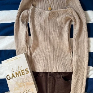 Fall set🌻 - Super sweet and pretty fall set o A super cute beige top and brown flared jeans🌸 It is a super adorable add on for your fall or winter wardrobe They both are originally from H&M and in a top condition🎀