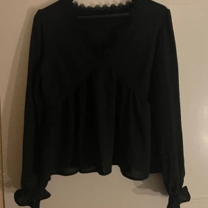 Svart blus - Säljer min svarta blus i nyskick! så fin och väldigt fina detaljer och ärmar. Kan användas till alla tillfällen! 