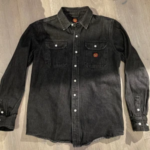 Santa Cruz Skjorta - Säljer en santa cruz skjorta då den inte kommer till användning längre, bra skick.