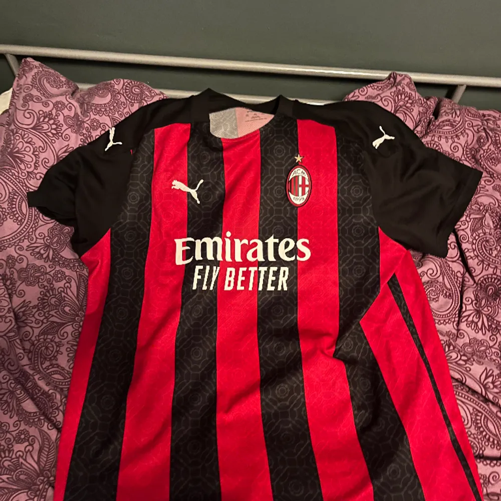Helt nytt skick, äkta Milan tröja köpt från puma affären, Storlek XXL. T-shirts.