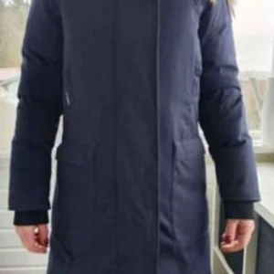 Nobis jacka - Säljer min magiskt sköna Nobis Jacka, mörkblå i storlek M. Använd men i väldigt gott skick. Nypris 12.893 kr