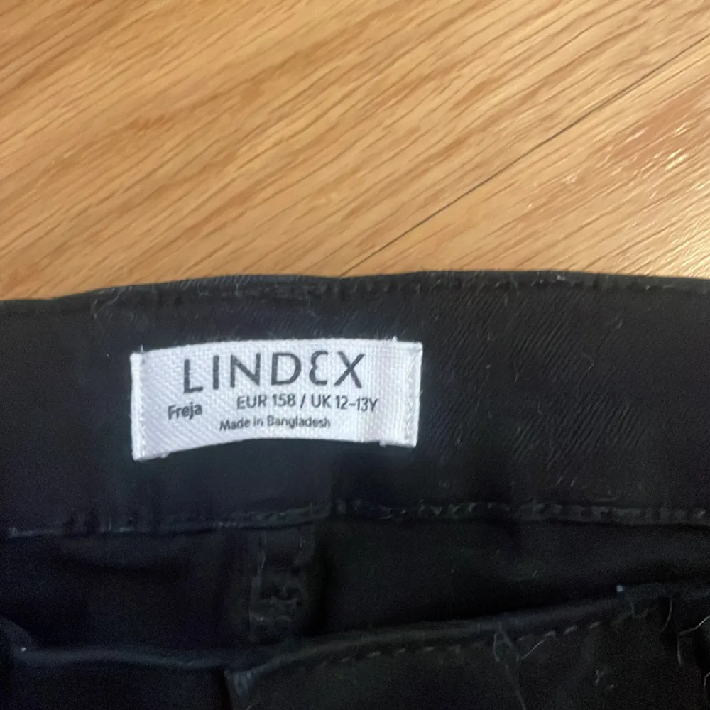 Säljer mina svarta bootcut, lowaist jeans från Lindex. De är i strl 158. Modellen på jeansen heter Freja. Säljer pågrund av att de är för små. De är i väldigt bra skick då jag sällan andvänt dem💖 säljer för 65 plus frakt. Skriv innan ni köper. Jeans & Byxor.