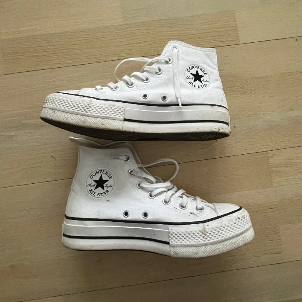 Super snygga converse. Hög sula och storlek 38. Använts några få antal gånger! ☺️☺️. Skor.