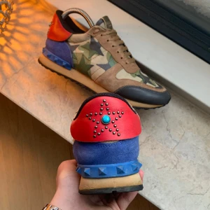 Valentino Rockrunners - Sjukt feta valentino rockrunners i väldigt bra skick! Fet colorway och i storleken 38! 