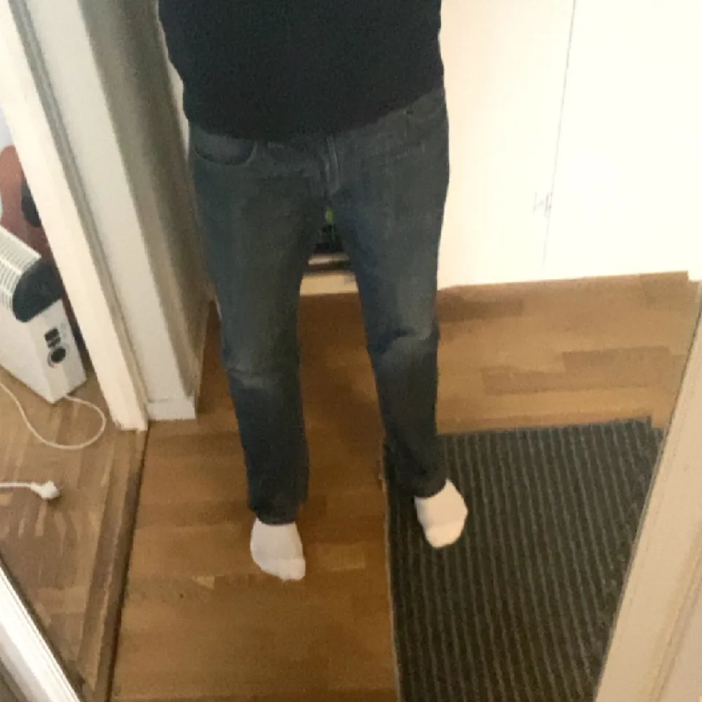 Levis jeans, inga defekter som märken/hål. Skit snygg model bara lite för stora för mig. . Jeans & Byxor.