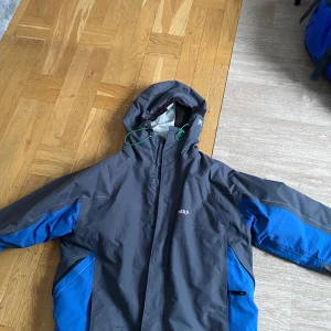 Äldre warp alpinjacka - Hel utan skador, väl isolerad med ventilationsfickor