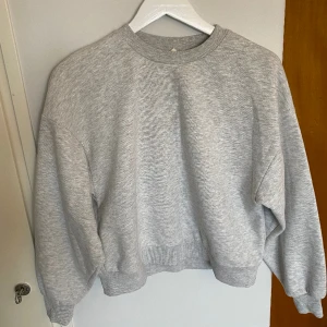 Sweatshirt  - Grå sweatshirt från Gina Tricot. Storlek S. Anvönd men i fint skick💞